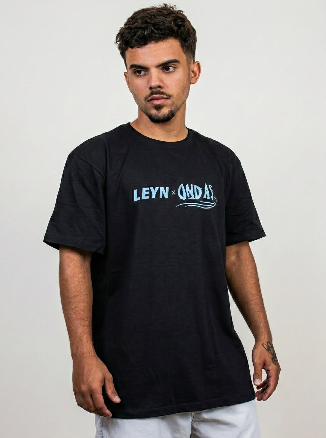 Camiseta Ondas Preta — Frente